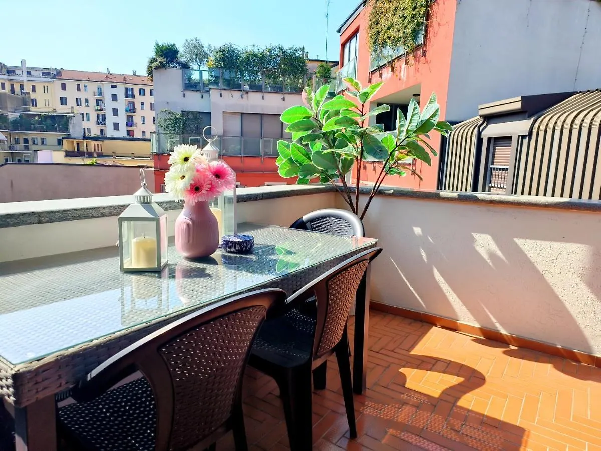 Exclusive And Unobtainable Big Terrace In Milano Downtown With Ac, Wifi, Subway M1 And M2 In Shopping Area Apartment