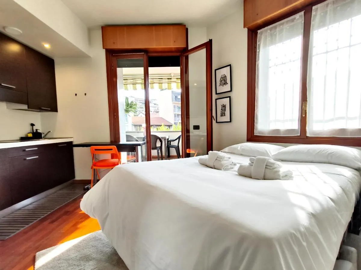 Exclusive And Unobtainable Big Terrace In Milano Downtown With Ac, Wifi, Subway M1 And M2 In Shopping Area Apartment 0*, Milan Italy