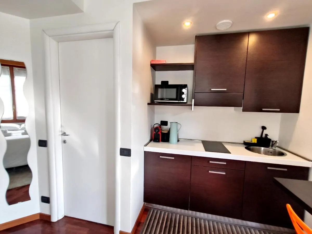 Exclusive And Unobtainable Big Terrace In Milano Downtown With Ac, Wifi, Subway M1 And M2 In Shopping Area Apartment