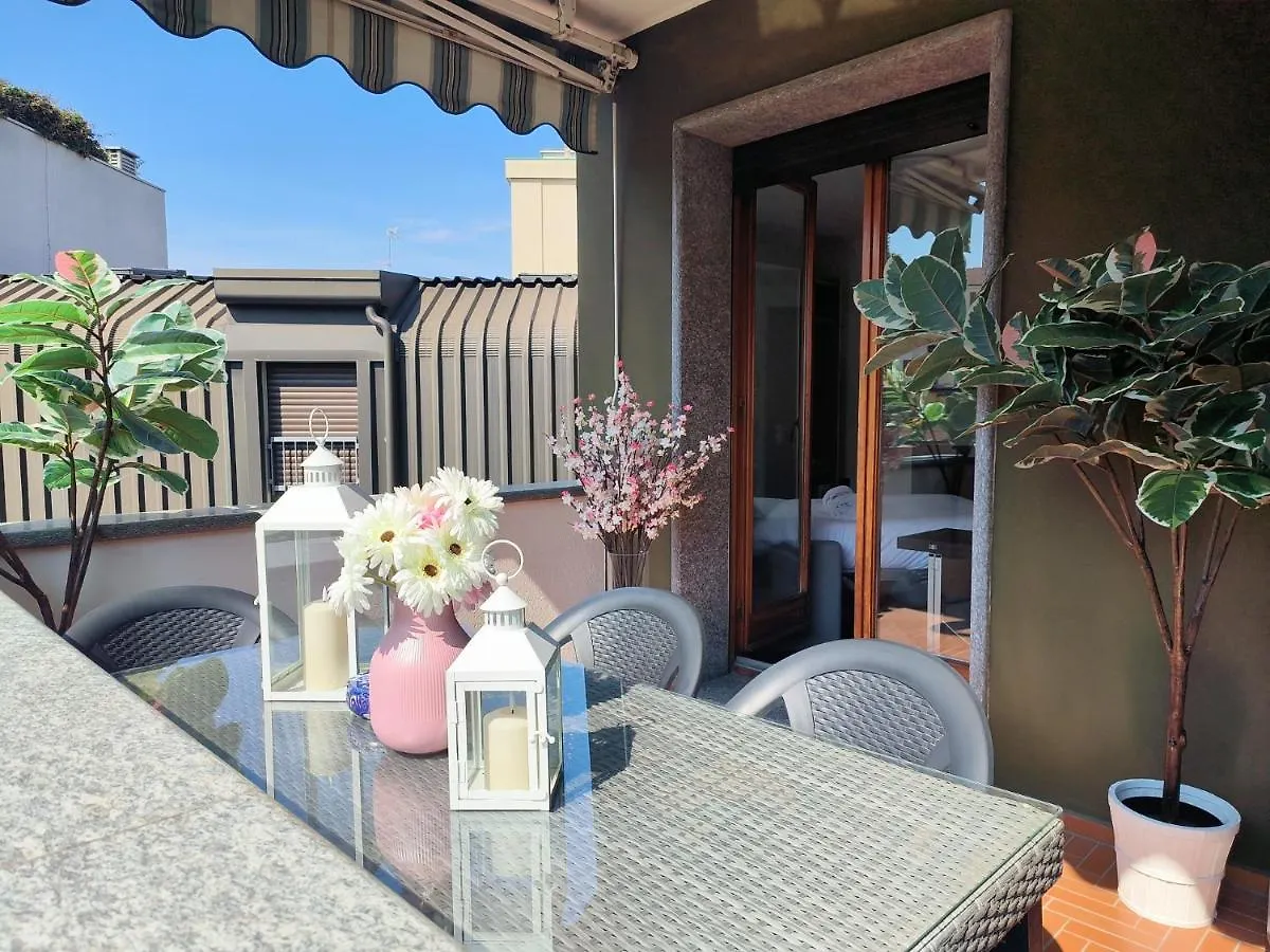 Exclusive And Unobtainable Big Terrace In Milano Downtown With Ac, Wifi, Subway M1 And M2 In Shopping Area Apartment