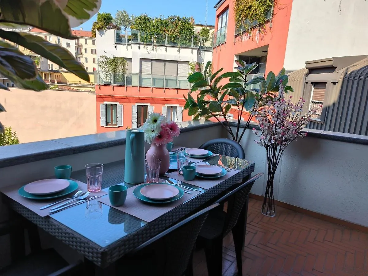 Exclusive And Unobtainable Big Terrace In Milano Downtown With Ac, Wifi, Subway M1 And M2 In Shopping Area Apartment Milan