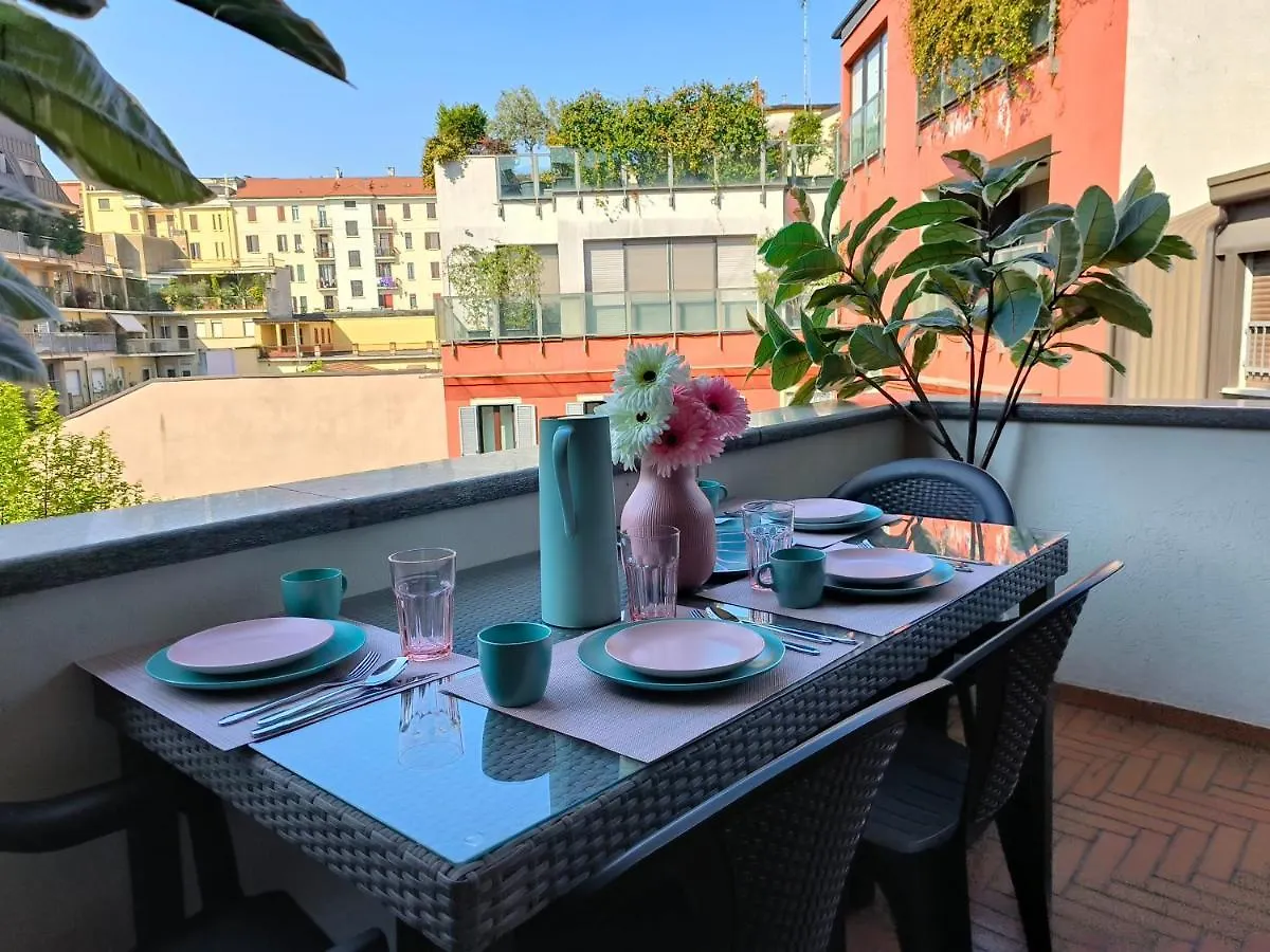 Exclusive And Unobtainable Big Terrace In Milano Downtown With Ac, Wifi, Subway M1 And M2 In Shopping Area Apartment  Milan