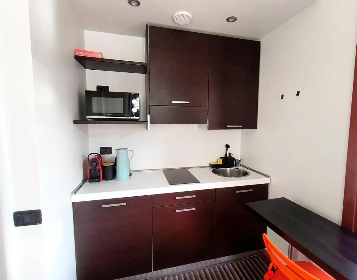 Exclusive And Unobtainable Big Terrace In Milano Downtown With Ac, Wifi, Subway M1 And M2 In Shopping Area Apartment 0*, Milan