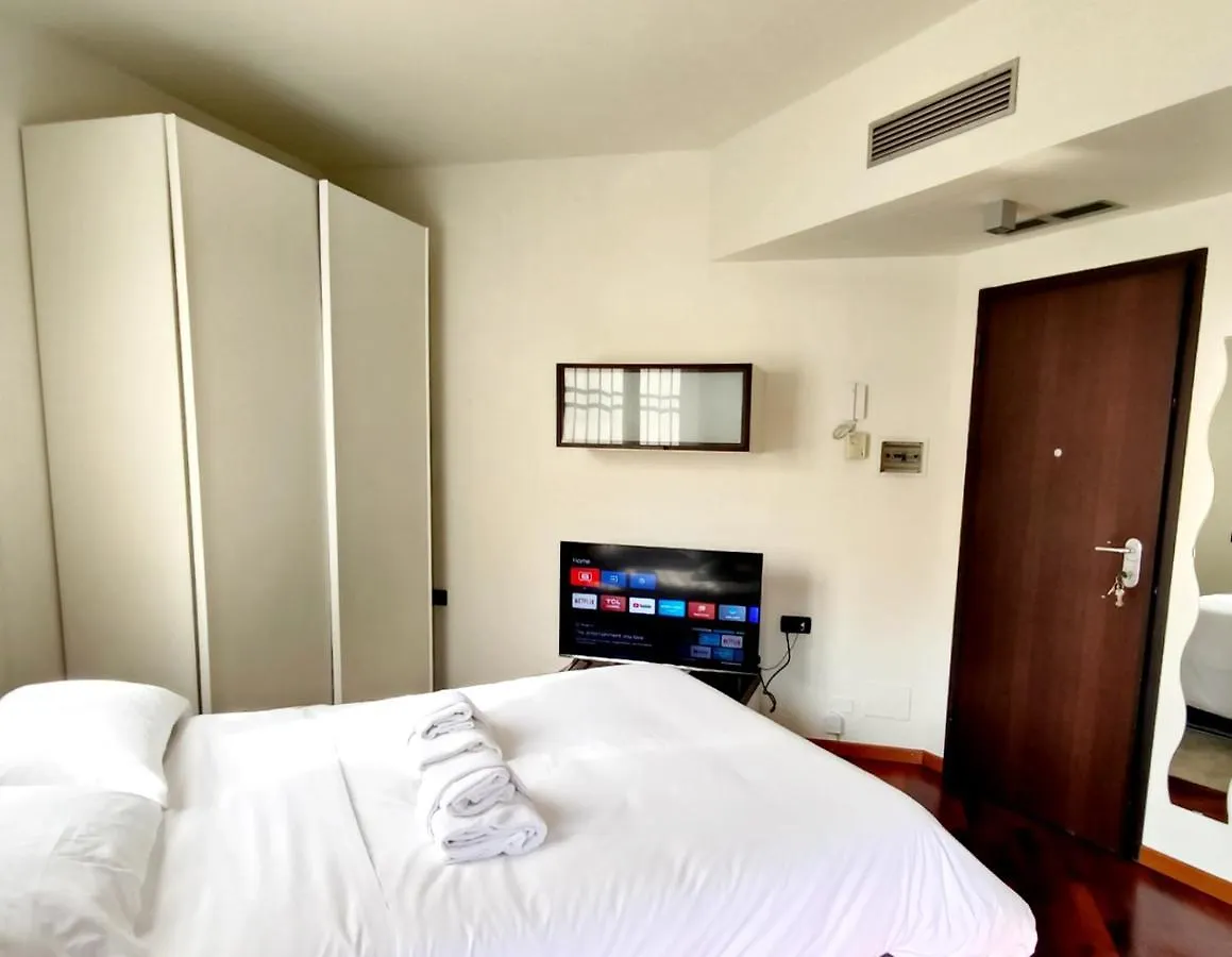 Exclusive And Unobtainable Big Terrace In Milano Downtown With Ac, Wifi, Subway M1 And M2 In Shopping Area Apartment Italy