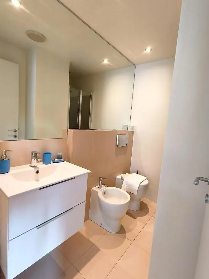 Exclusive And Unobtainable Big Terrace In Milano Downtown With Ac, Wifi, Subway M1 And M2 In Shopping Area Apartment